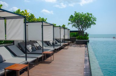 Otelde yüzme havuzu tarafından güzel lüks sandalye.