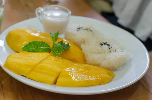 Mango a lepkavá rýže — Stock fotografie