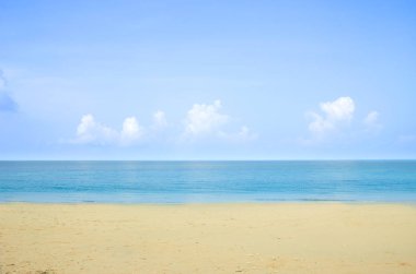 güzel tropik sahil, deniz ve gökyüzü.