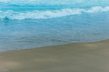 Manzara ve mavi dalgalar deniz.