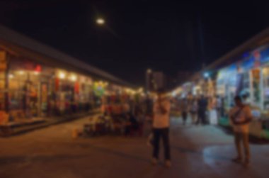 bulanık insanlar gece pazarı Street yürüyüş.
