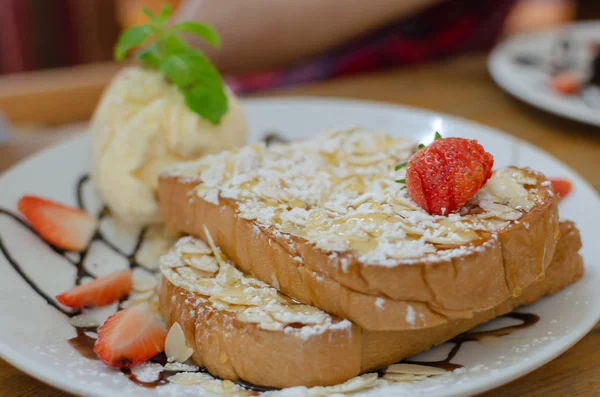 Pão Amêndoa Sorvete Morango — Fotografia de Stock