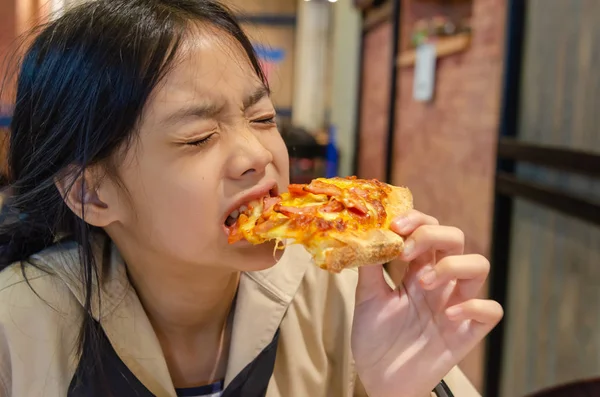 Asian children eat pizza — Stock Photo, Image