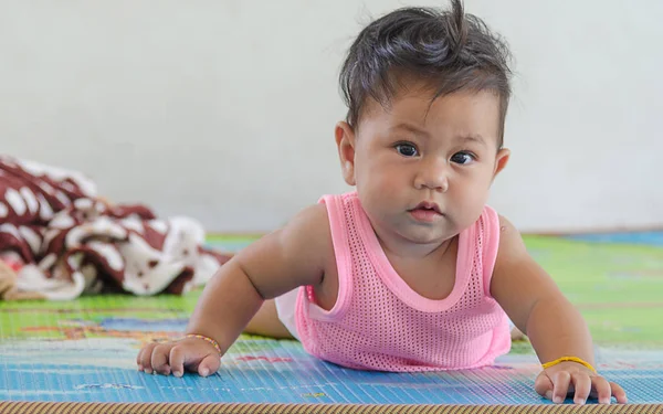 Aziatische baby 's kruipen op de vloer van het huis — Stockfoto