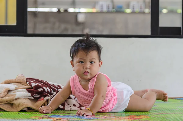 Aziatische baby 's kruipen op de vloer van het huis — Stockfoto