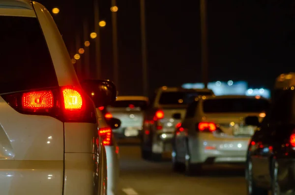 Geceleri trafik sıkışıklığında arabalar