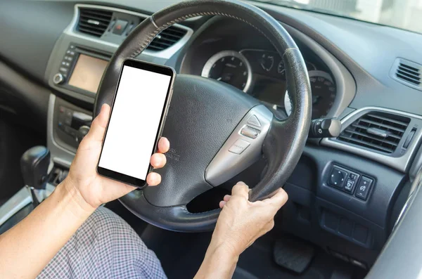 Ręka trzymająca telefon komórkowy w samochodzie — Zdjęcie stockowe