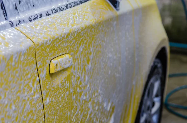 Coche amarillo con espuma . —  Fotos de Stock