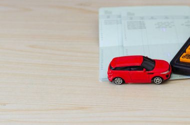 Kırmızı araba modeli 