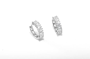 Elmas mücevher gümüş küpeler.