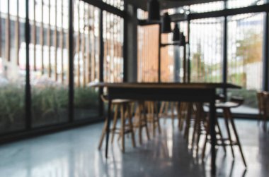 Kahve dükkanında bulanık sandalyeler ve masalar.