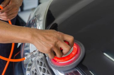 İş aletini tutan eller, araba cilası..