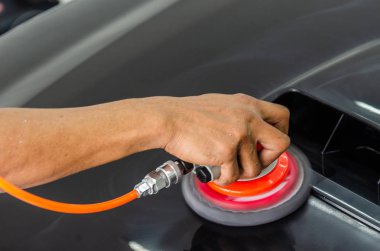 İş aletini tutan eller, araba cilası..