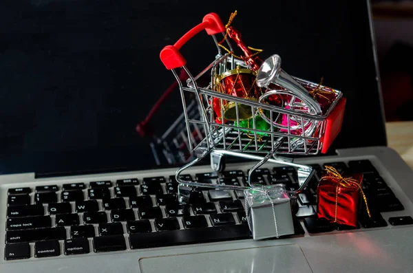 Geschenkdoos in de winkelwagen — Stockfoto