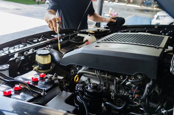 Arabanın motorunu kontrol eder ve temizler.. — Stok fotoğraf