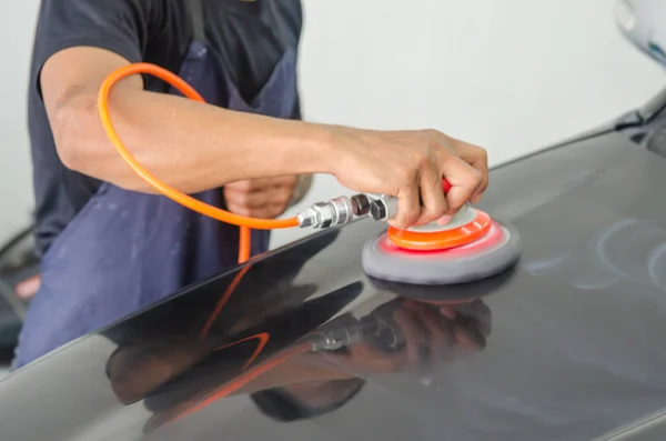 Hands holding the work tool polish car. — Stock Photo, Image