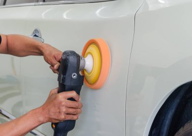 İş aletini tutan eller, araba cilası..