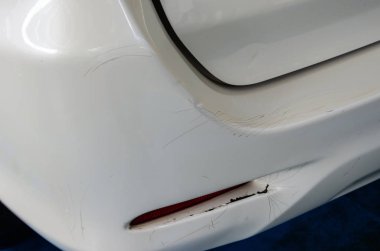Beyaz araba arka tampon çatlakları