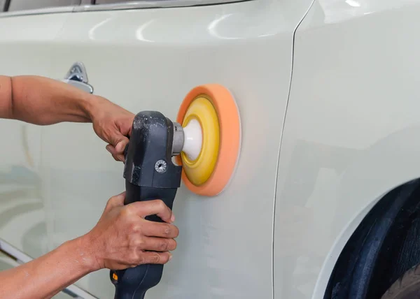 Manos que sostienen el coche pulido herramienta de trabajo . — Foto de Stock