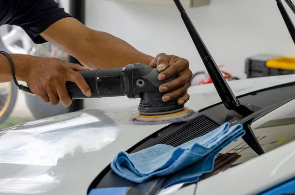 Manos que sostienen el coche pulido herramienta de trabajo . —  Fotos de Stock