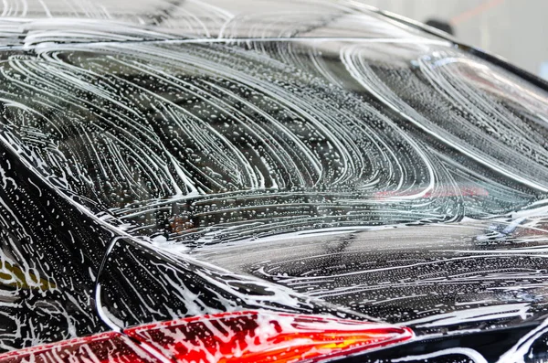 Lavado de coches con burbujas de espuma — Foto de Stock