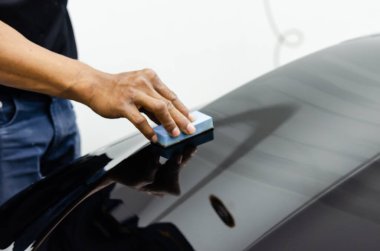 Tamirci arabalardaki çizikleri önlemek için seramik camları kaplıyor..