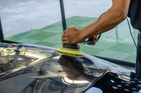 Auto Detailing Man Hand Houden Polijsten Van Auto — Stockfoto