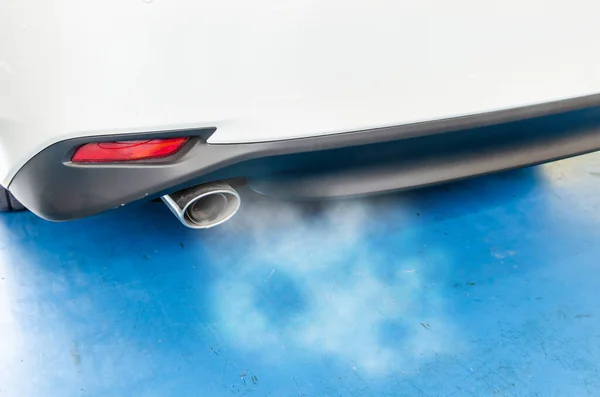 Car Exhaust While Leaving Smoke — Stock Photo, Image