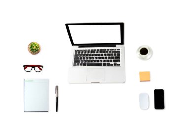 Evde çalış, bilgisayar bilgisayarı ve fare gözlüğü, defter, kalem, kaktüs, akıllı telefon. Beyaz arka planda siyah kahve fotokopi alanı. Üst Manzara. Düzleştirme biçimi