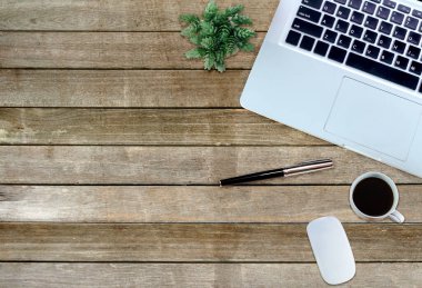 Evde çalış, bilgisayar dizüstü bilgisayar, fare ve ahşap masa üzerinde sade kahve. Bilgisayar üst görüntüsü. Boşluğu kopyala