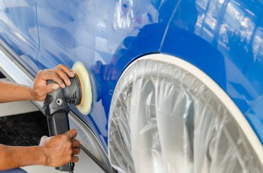 Otomatik cilalama. Mavi araba cilası arabayı sökmek ve kurtarmak için..