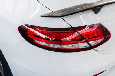 Araba detayları- beyaz lüks araba stop lambaları modern LED ışık, beyaz araba arka.