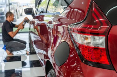 Otomatik cilalama. Araba cilası arabayı sökmek ve geri getirmek için..