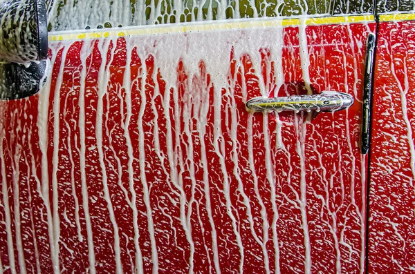 Rote Autos Putzen Auto Der Waschanlage Mit Schaumblasen Waschen — Stockfoto