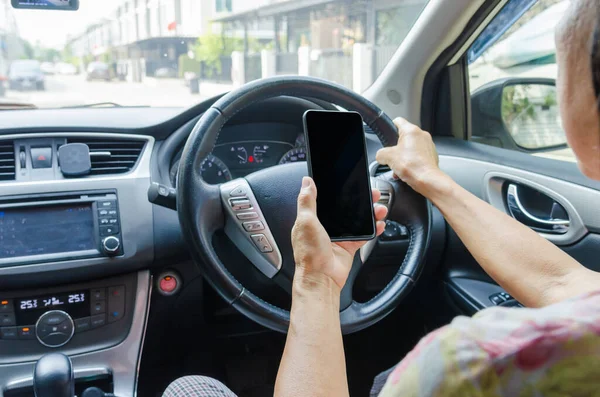 Damska Ręka Trzymająca Telefon Komórkowy Samochodzie Korzystanie Smartfona Komórkowego Samochodzie — Zdjęcie stockowe