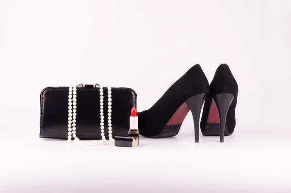 Accessoires Femme Sur Fond Blanc Pochette Noire Stilettos Noirs Rouge — Photo