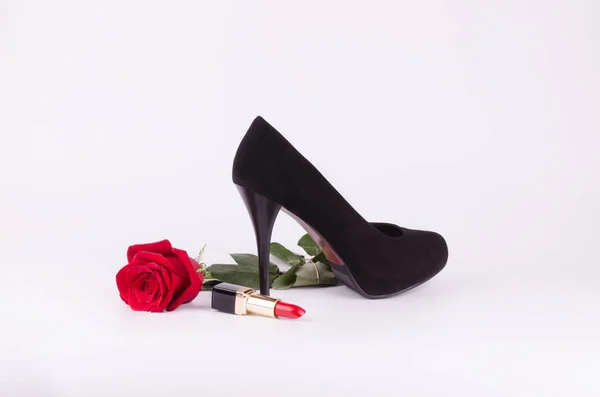 Accesorios Para Mujer Sobre Fondo Blanco Rosa Roja Stilettos Negros — Foto de Stock