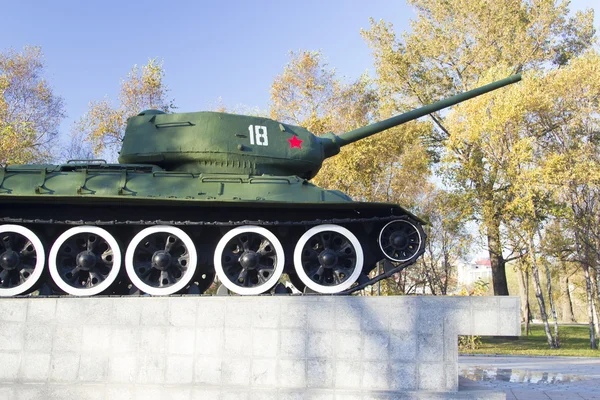 Tank bir kaide üzerinde — Stok fotoğraf