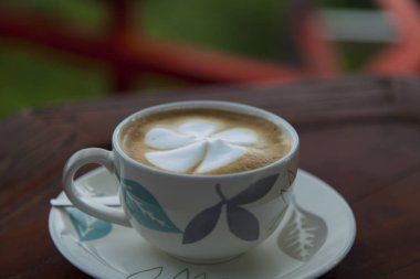 Masada bir fincan kahve.