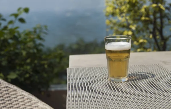 Пиво на столі — стокове фото