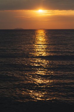 Denizin üzerinde gün batımı