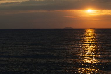 Denizin üzerinde gün batımı