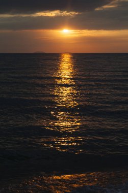 Denizin üzerinde gün batımı