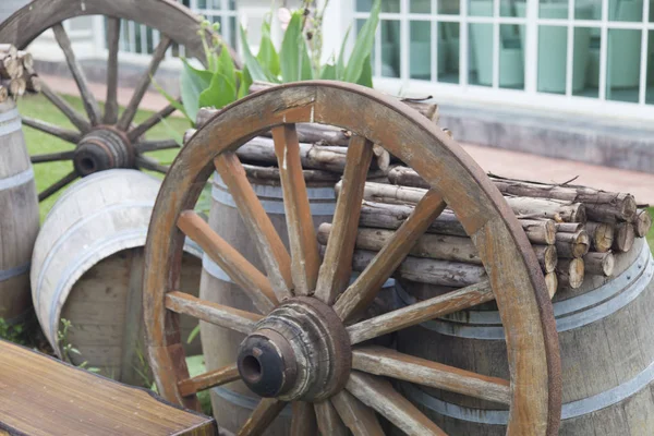 Ancienne roue de chariot — Photo