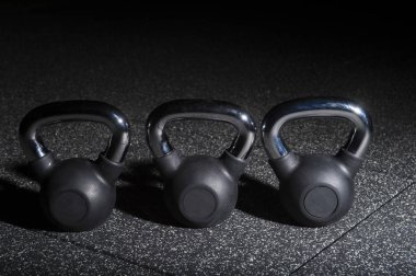Kettlebell spor malzemelerinin ağırlığı yere yakın.