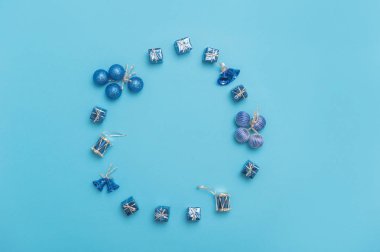 Mavi ve turkuaz minyatür koleksiyonu. Mavi arka planda Noel süslemeleri için hediyeler..