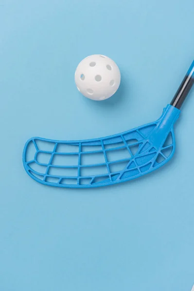 Innebandy Stick Och Vit Boll Isolerad Blå Bakgrund — Stockfoto