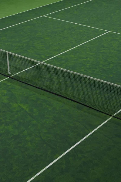 緑のカーペットの表面の屋内テニスコート — ストック写真