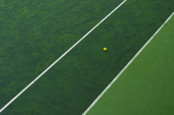 トップビューからテニスグラスコートのラインの近くのテニスボール — ストック写真
