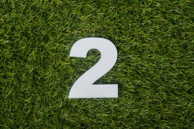 İki numara yeşil çimlerin üzerinde ahşaptan yapılmıştır.